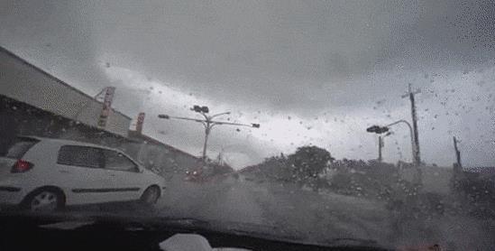 河南商丘遭遇龙卷风席卷游乐场,突遇龙卷风我们该怎么办