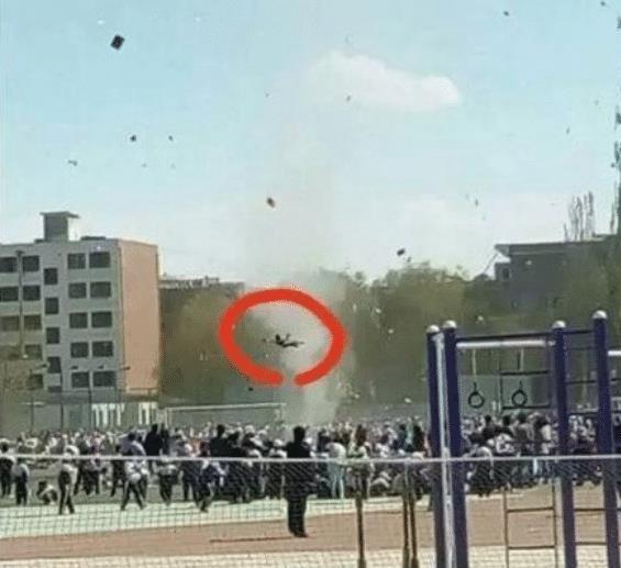 河南商丘遭遇龙卷风席卷游乐场,突遇龙卷风我们该怎么办