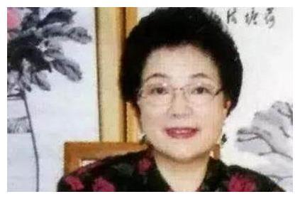 她被琼瑶夺走丈夫，但一直隐忍度日，如今多年过去，她过得怎么样