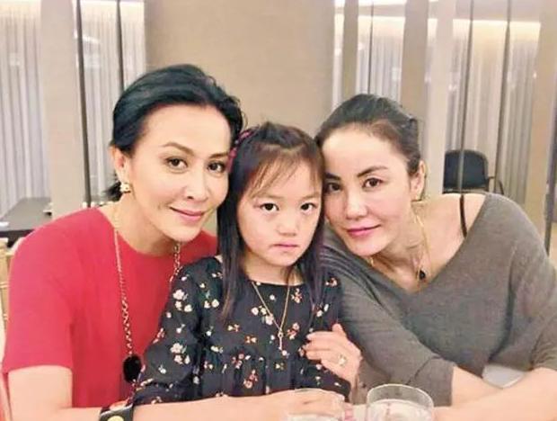 李嫣深夜晒高级靓照,嘴唇恢复与常人无异,遗传王菲孤傲与冷艳