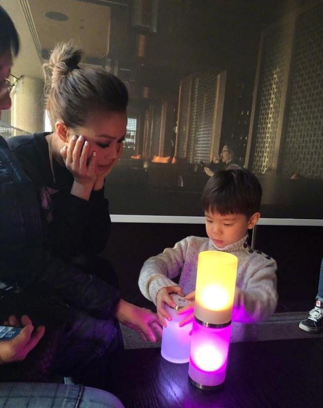 容祖儿深夜向嗯哼示爱，亲吻被拒，莫非天后也想结婚生子了