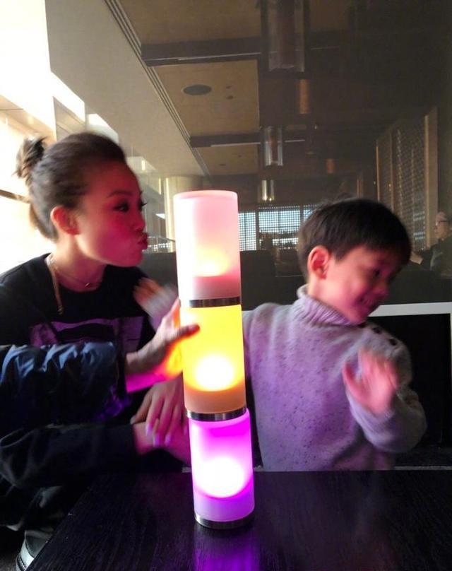 容祖儿深夜向嗯哼示爱，亲吻被拒，莫非天后也想结婚生子了