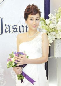 ​都说王子文和她长得像，息影后嫁给富豪老公还惨遭破产