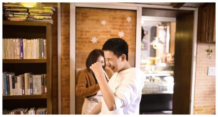 胡先煦曝拍摄花絮,跟李兰迪演感情戏频频笑场,网友调侃成亮点!