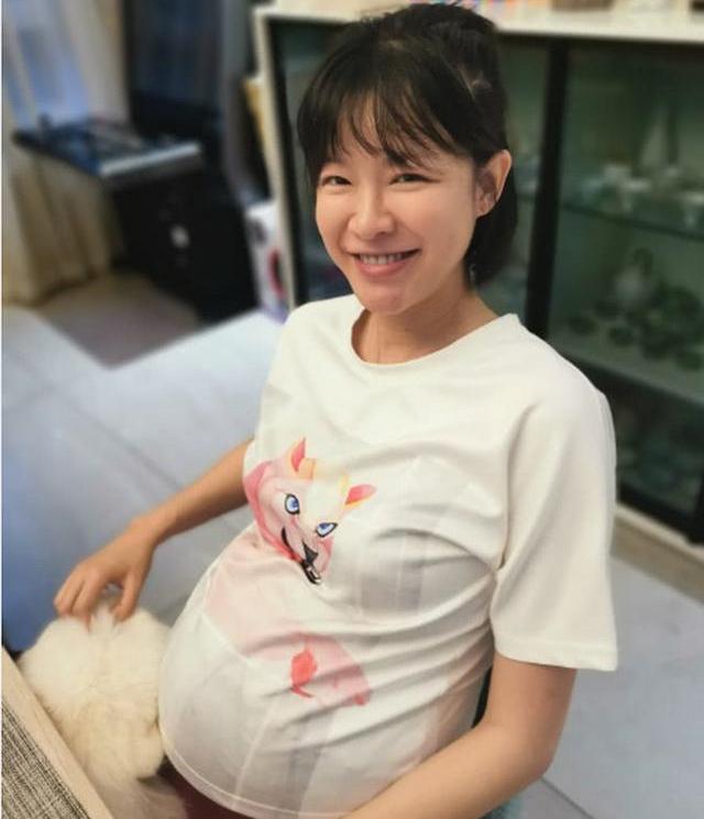 怀孕傻三年,李艾晒照却忘修图,素颜一面,张徐宁后悔了?