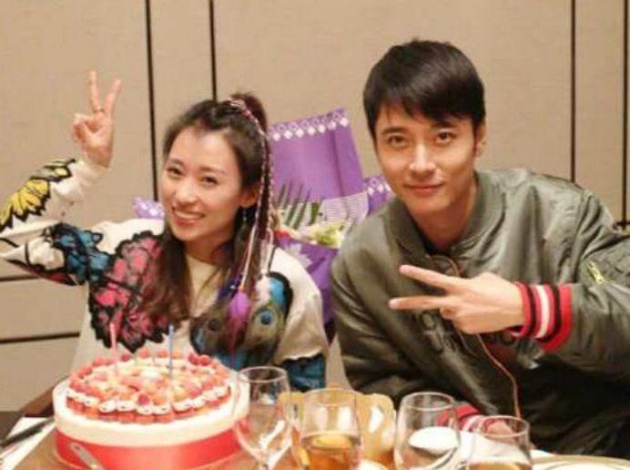 怀孕傻三年,李艾晒照却忘修图,素颜一面,张徐宁后悔了?