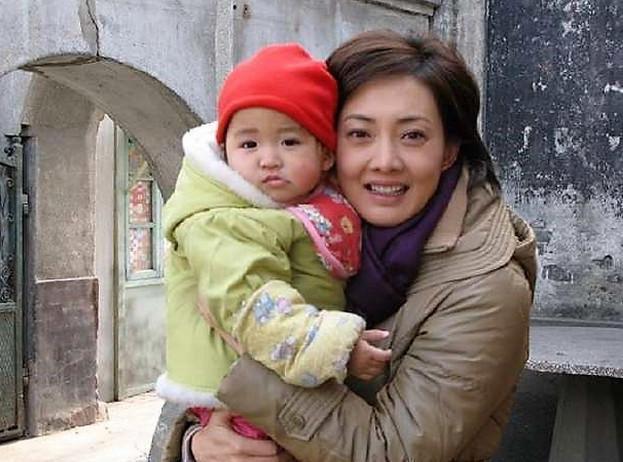 牛莉结婚20年和老公恩爱如初,娱乐圈零绯闻,女儿越发漂亮!