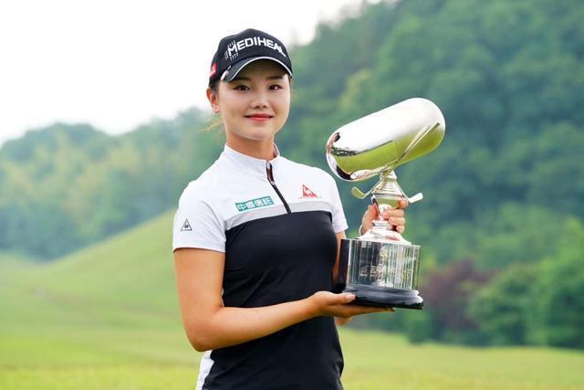 喜获冠军的不仅有小麦,还有石昱婷和黑纯一