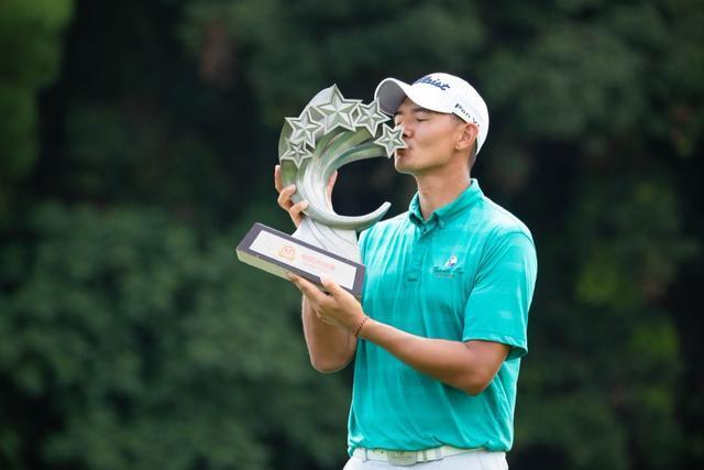 喜获冠军的不仅有小麦,还有石昱婷和黑纯一