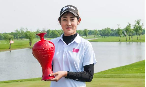 喜获冠军的不仅有小麦,还有石昱婷和黑纯一