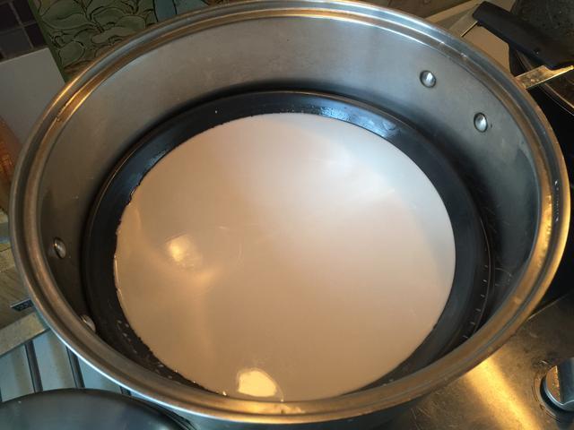 妈妈教我在家手工自制的凉皮，好吃又卫生，一口气吃10碗不是事