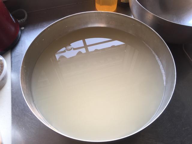 妈妈教我在家手工自制的凉皮，好吃又卫生，一口气吃10碗不是事