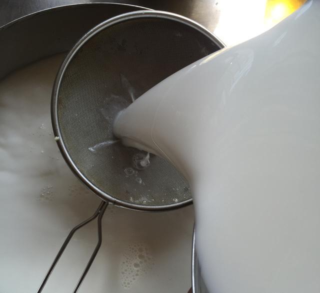 妈妈教我在家手工自制的凉皮，好吃又卫生，一口气吃10碗不是事