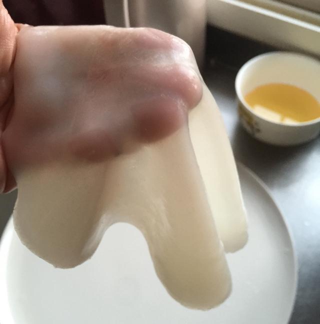 妈妈教我在家手工自制的凉皮，好吃又卫生，一口气吃10碗不是事