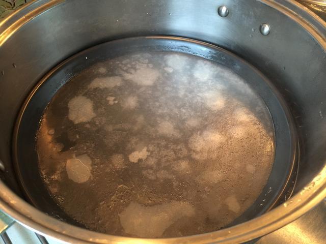 妈妈教我在家手工自制的凉皮，好吃又卫生，一口气吃10碗不是事