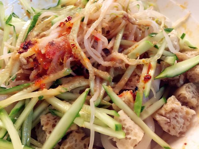 妈妈教我在家手工自制的凉皮，好吃又卫生，一口气吃10碗不是事