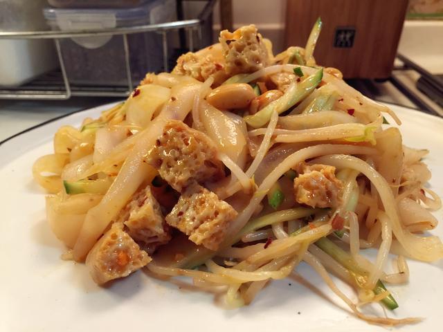 妈妈教我在家手工自制的凉皮，好吃又卫生，一口气吃10碗不是事