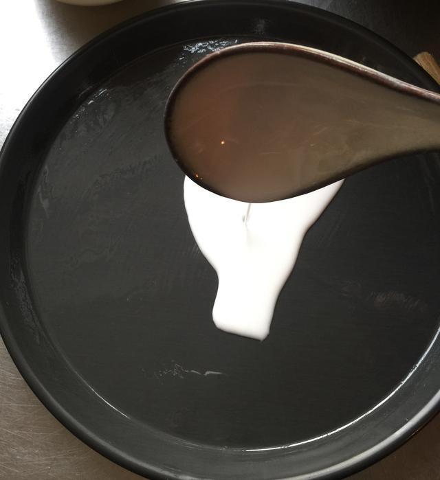 妈妈教我在家手工自制的凉皮，好吃又卫生，一口气吃10碗不是事