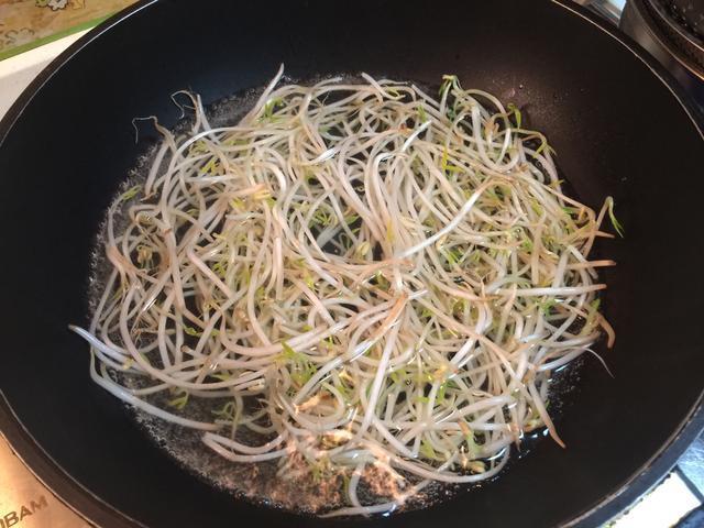 妈妈教我在家手工自制的凉皮，好吃又卫生，一口气吃10碗不是事