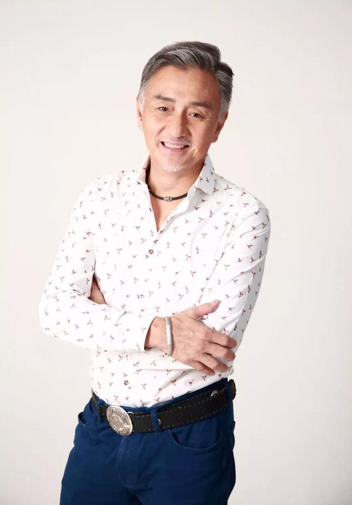 三十岁的你想着退休，六十岁的吴岱融还要重新进军歌坛