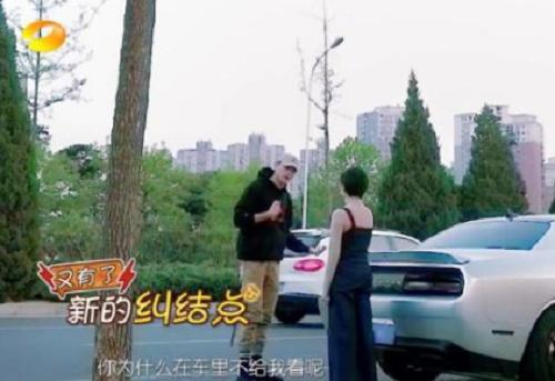 陈小纭歌单是谁，关注的两位歌手都出过专辑，很有可能是32岁的他