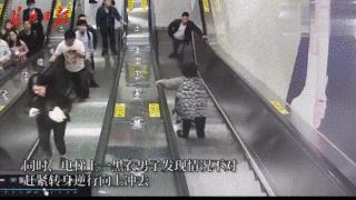 行李箱砸向老人瞬间，工作人员和黑衣小伙的搭配，绝了！