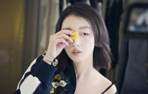 周冬雨为新戏剪板寸，被网友称赞已真正走上演员之路，打了谁的脸