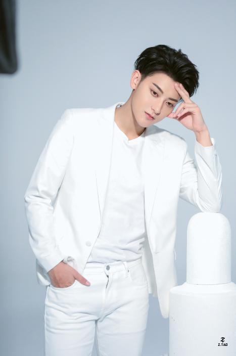 黄子韬发福胖了20斤，大长腿变成“大象腿”，不再是花美男