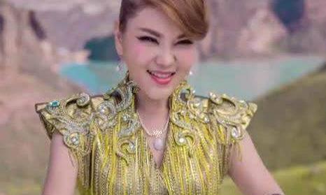 她凭一曲《套马杆》走红，看到她的真实年龄后……