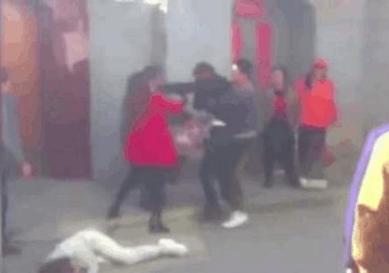 广东妻子打麻将导致儿子身亡 丈夫抱着儿子遗体当街暴打妻子