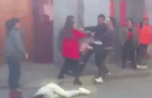 广东妻子打麻将导致儿子身亡 丈夫抱着儿子遗体当街暴打妻子