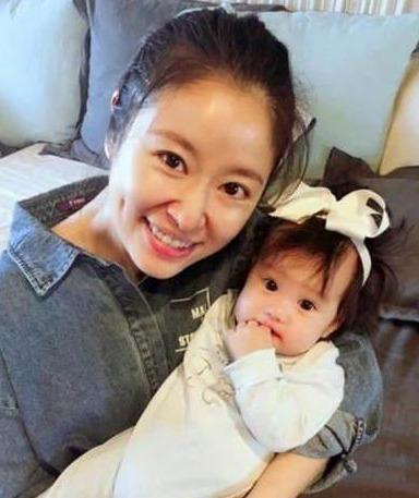 林心如的女儿长大了,比妈妈还漂亮