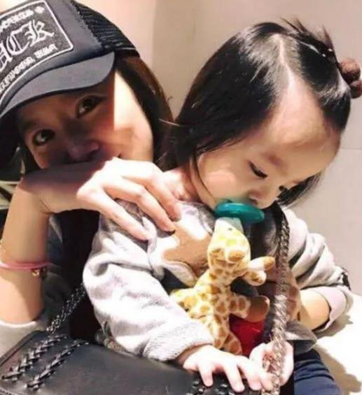 林心如的女儿长大了,比妈妈还漂亮
