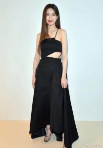 ​沈梦辰在国外真大胆，长裙仅挂一根带子，但网红气质却输杨紫琼