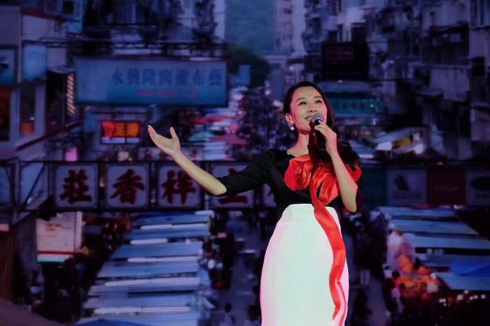 凭一首歌红遍全国,嫁大37岁丈夫遭抛弃,如今42岁依旧单身