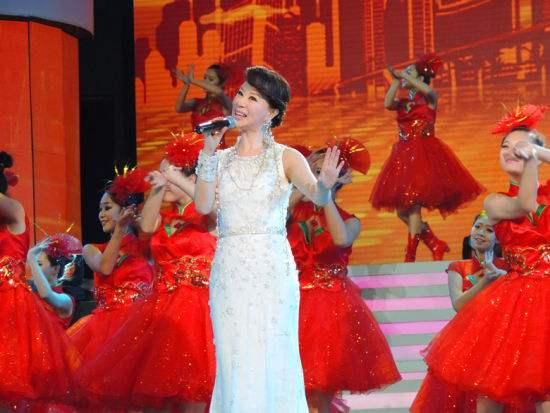 凭一首歌红遍全国,嫁大37岁丈夫遭抛弃,如今42岁依旧单身