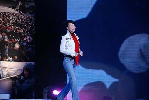 凭一首歌红遍全国,嫁大37岁丈夫遭抛弃,如今42岁依旧单身