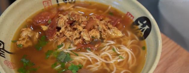 孟非小面怕是要凉？高价面条惹众怒，网友：学学“小崔真面”