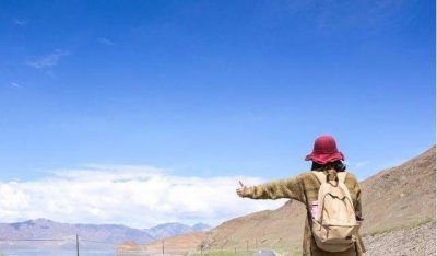 ​美女举“RB”牌子，在川藏线上更容易搭到车，这是上车的暗号？