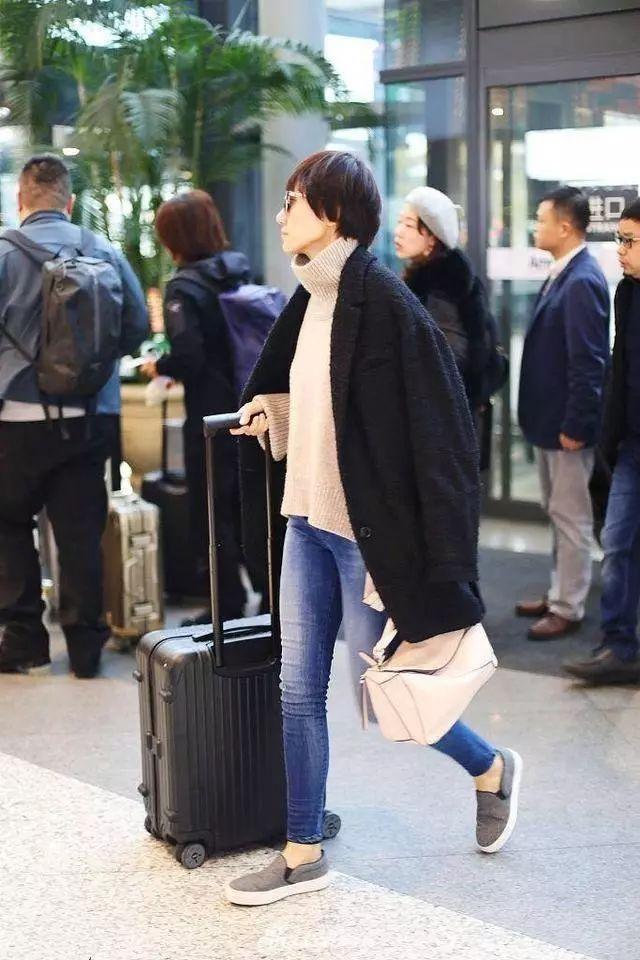 波波头短发搭配基础休闲装优雅大气,41岁袁泉真有气质感!