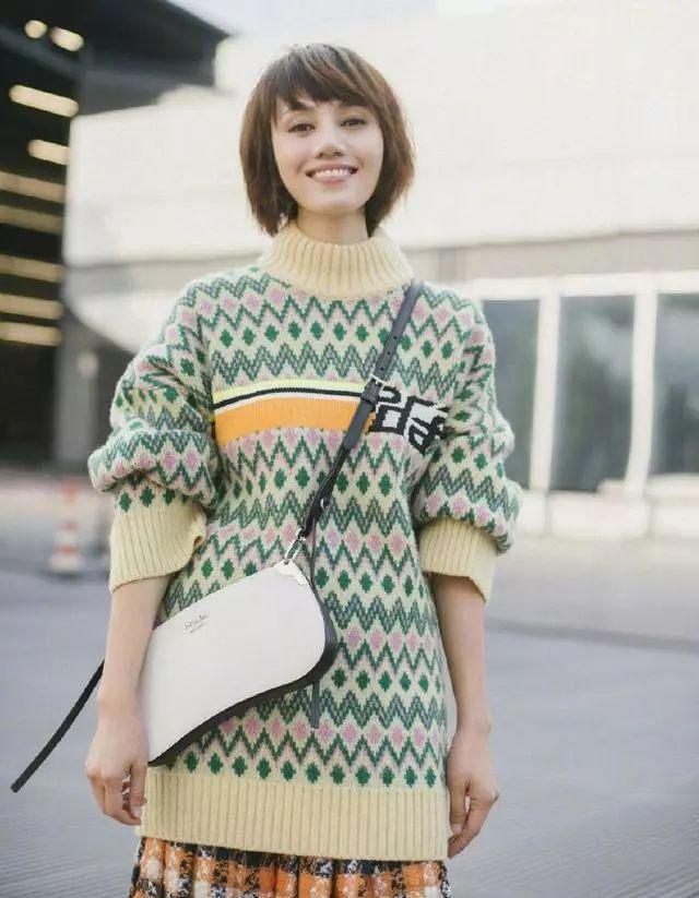 波波头短发搭配基础休闲装优雅大气,41岁袁泉真有气质感!