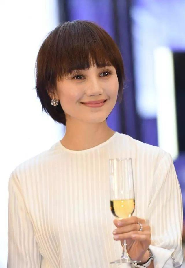 波波头短发搭配基础休闲装优雅大气,41岁袁泉真有气质感!