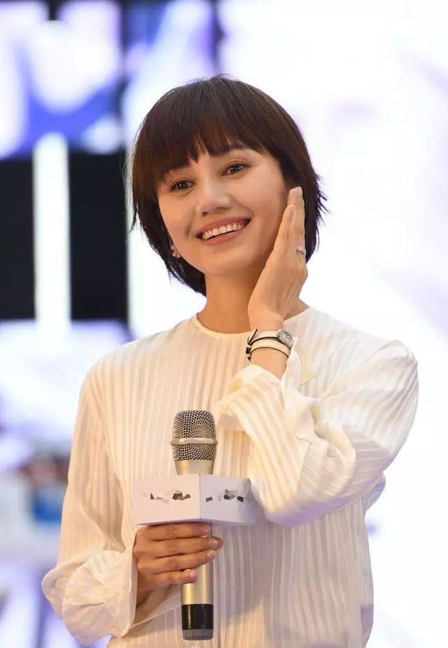 波波头短发搭配基础休闲装优雅大气,41岁袁泉真有气质感!