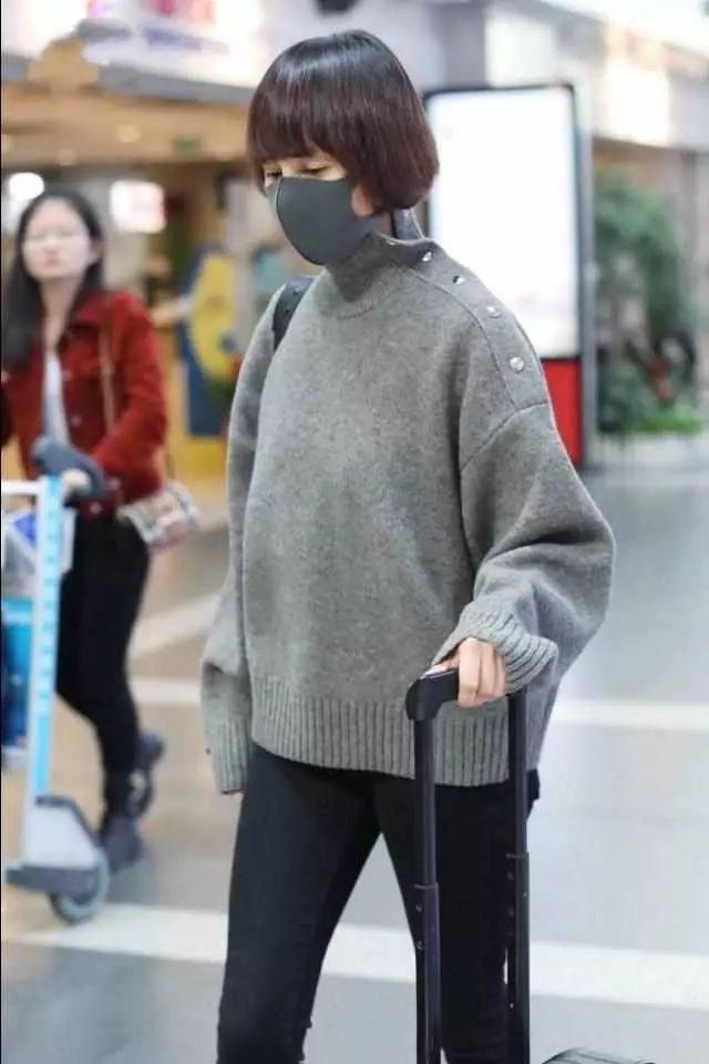 波波头短发搭配基础休闲装优雅大气,41岁袁泉真有气质感!