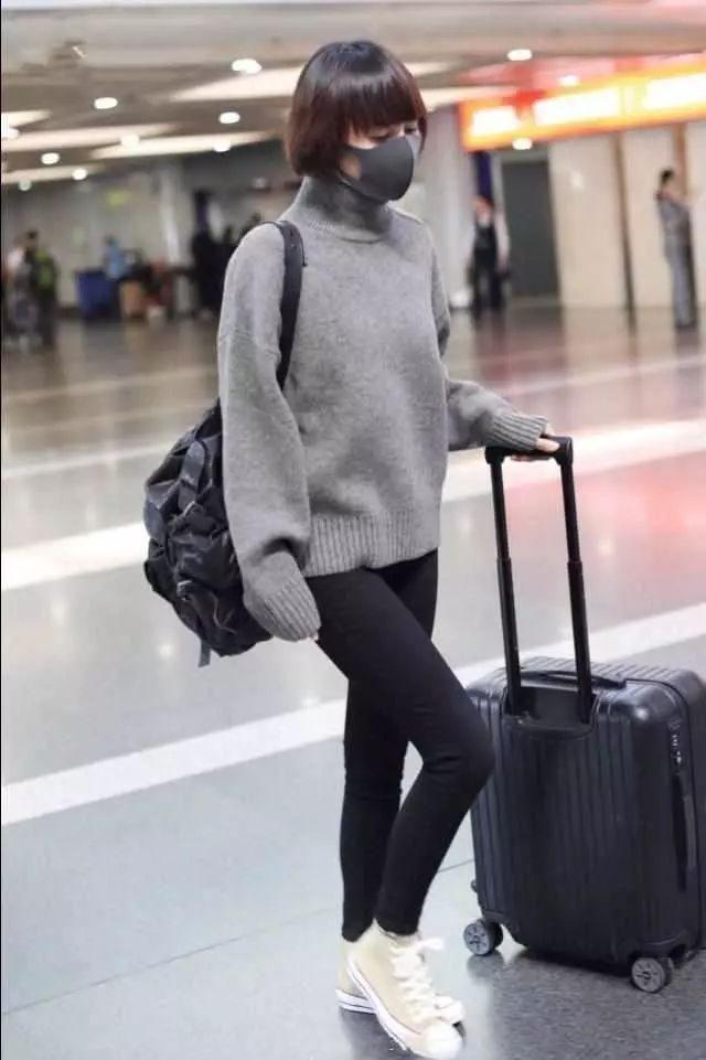 波波头短发搭配基础休闲装优雅大气,41岁袁泉真有气质感!