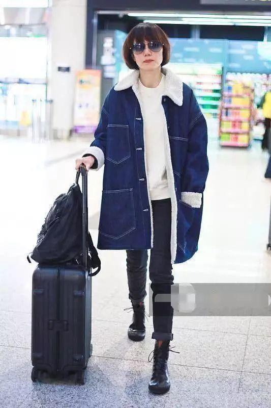 波波头短发搭配基础休闲装优雅大气,41岁袁泉真有气质感!