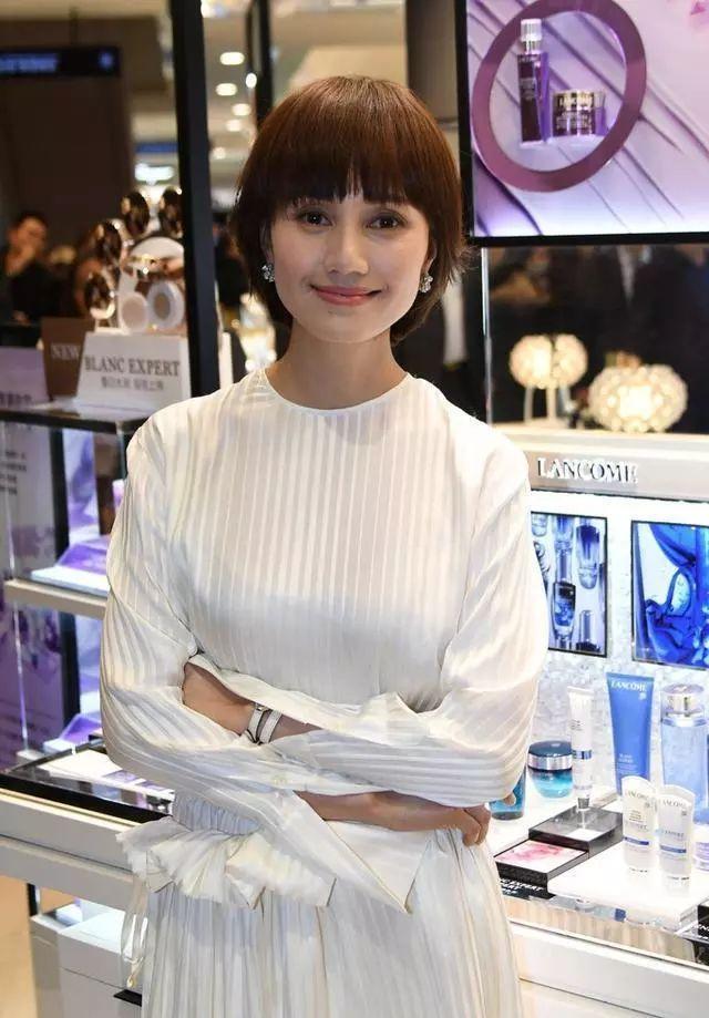 波波头短发搭配基础休闲装优雅大气,41岁袁泉真有气质感!