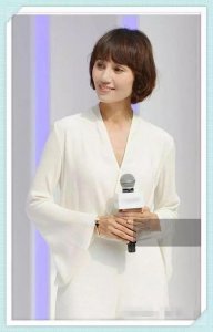 ​波波头短发搭配基础休闲装优雅大气，41岁袁泉真有气质感！