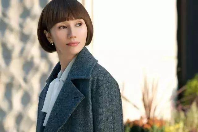 波波头短发搭配基础休闲装优雅大气,41岁袁泉真有气质感!