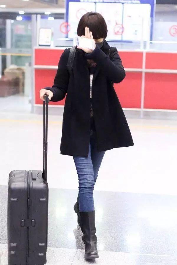 波波头短发搭配基础休闲装优雅大气,41岁袁泉真有气质感!